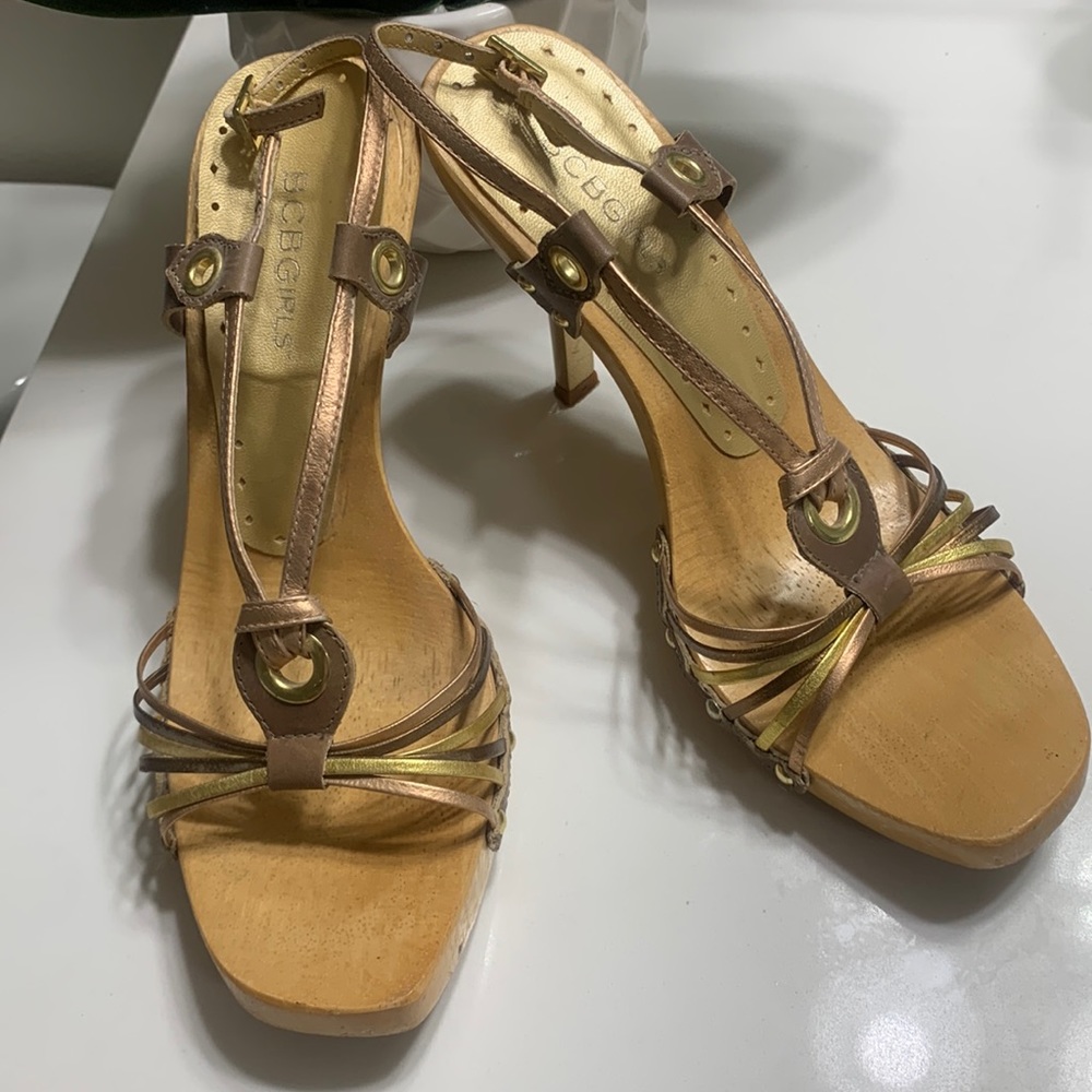 Beautiful used BCBG gold and bronze straps heels